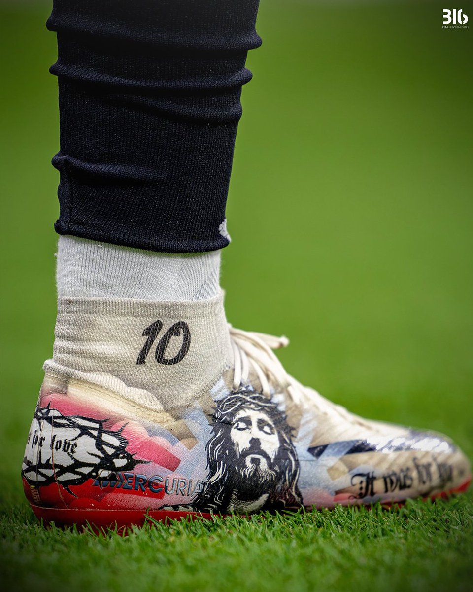 BallersinGod's tweet photo. This is so cool! Roger Guedes stepped onto the pitch wearing custom boots featuring a depiction of Jesus. ✝️🔥 https://t.co/8azmozXnsN