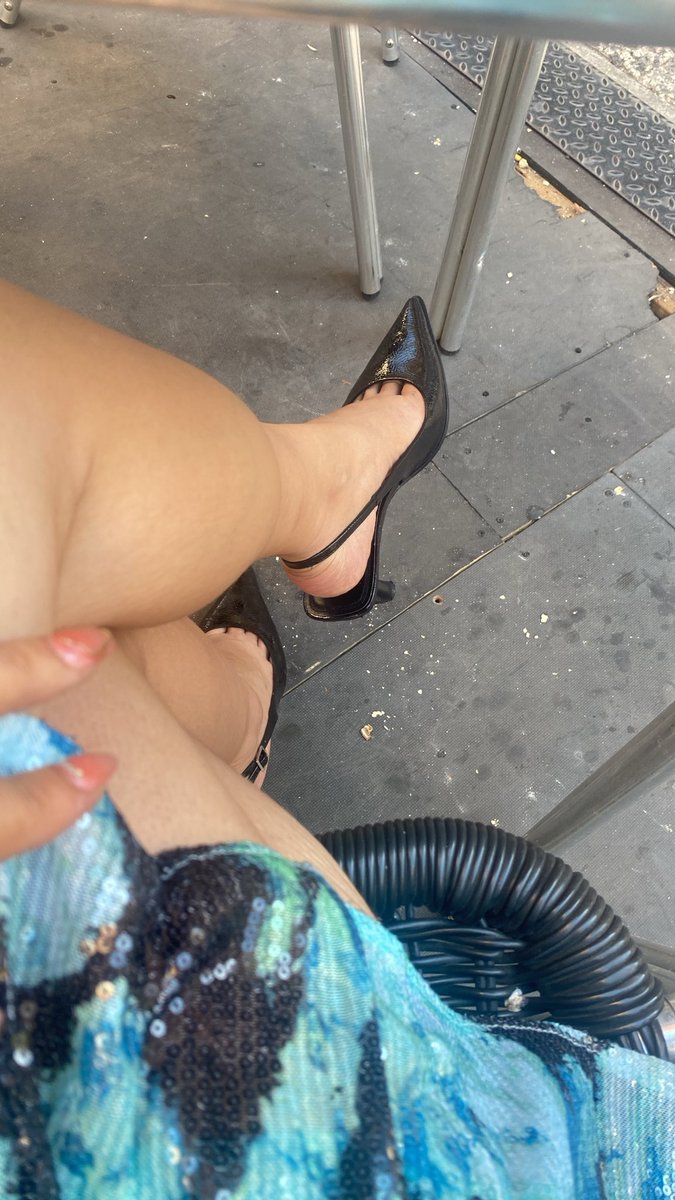 Reinacalii's tweet photo. Ni te imaginas lo que me duelen los pies despues de estár toda la noche bailando con estos tacones . Quiero un esclavo que me los consienta ahora ! https://t.co/mj34r7dPdu