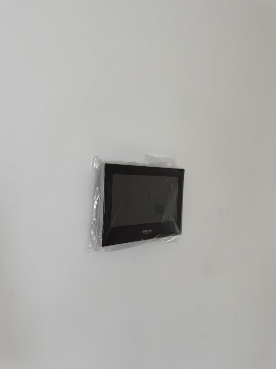 YourCamTech's tweet photo. A proper smart home install:

• Cameras that actually see at night
• Intercom you answer from your phone
• WiFi that covers the whole house
• A door that opens without drama
That’s the job. Not smart bulbs and hope. https://t.co/HVP2nRGpQD