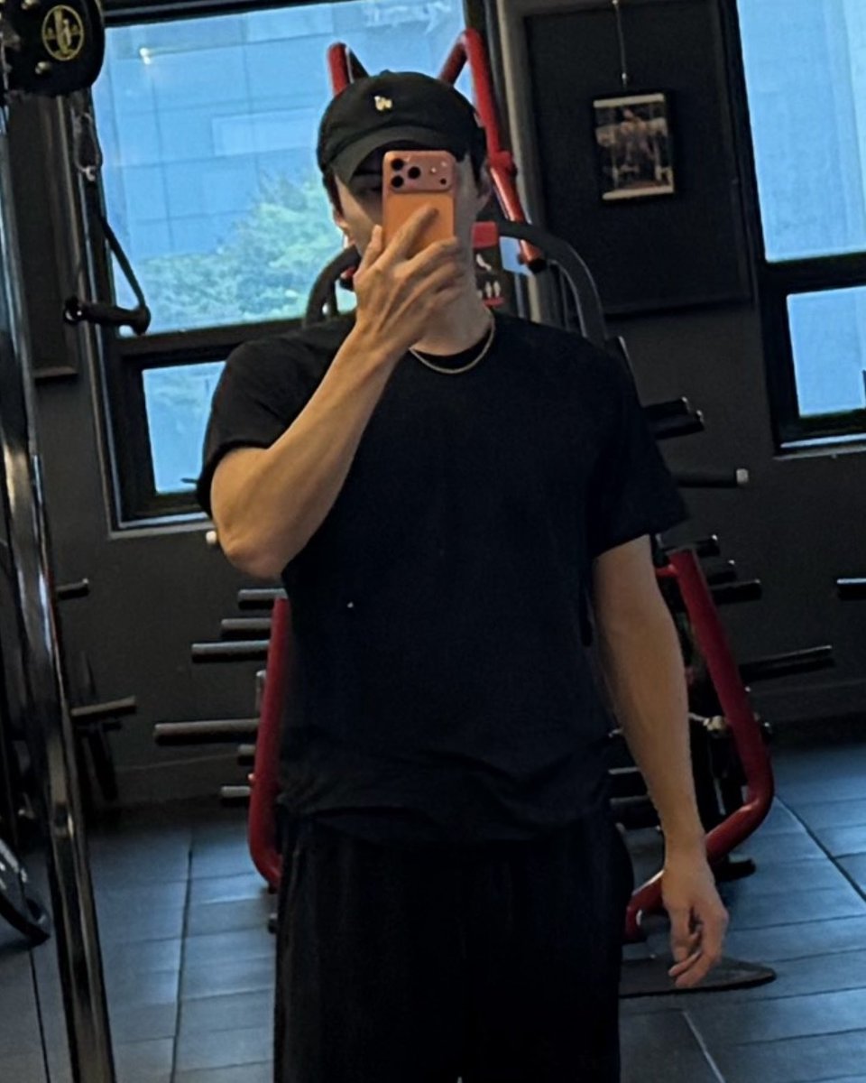milkteus's tweet photo. a rare black t-shirt today and we still don’t get to see sehun’s handsome face because he just had to hide it 😭🤏🏻 anyway, fighting with your workout, sehun-ah! (⊼⌔⊼)💪🏻 #세훈버블 https://t.co/jTg9uY4SC9