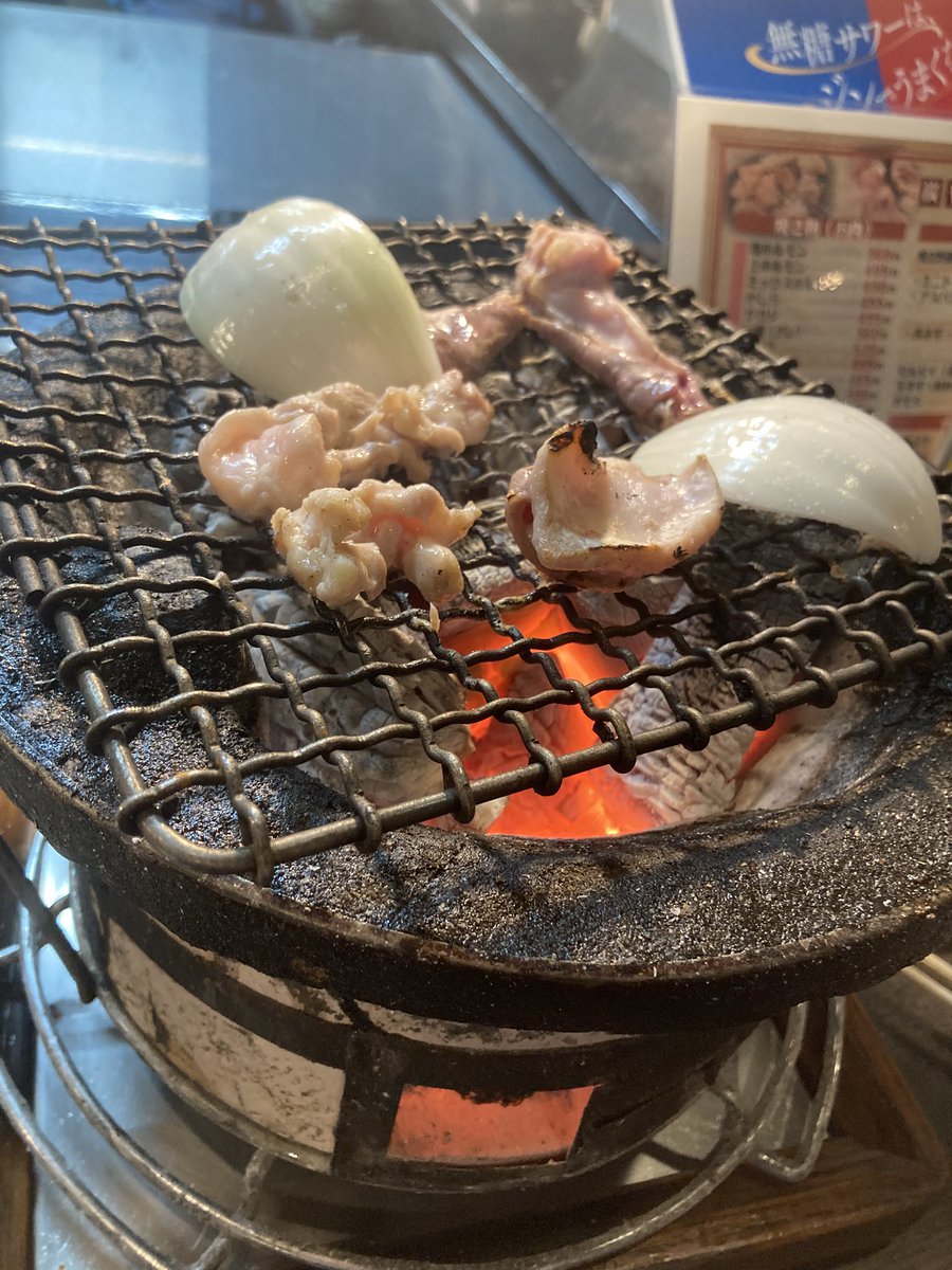 doreminorun's tweet photo. 昨日の昼間つけ麺特盛りを食った後大宮の炭やで塩ホルモンを食す。安くて美味しかった🤤

その後よ…帰ろう思ってたのにお誘いに断れず朝まで飲む羽目に。楽しかったけど後悔という反動が大き過ぎた。お酒の付き合いは程々にだよ。絶望。何もやる気起きなくなった。チャミスル持ち帰ったから飲む🥺 https://t.co/1T1MRkwjsH