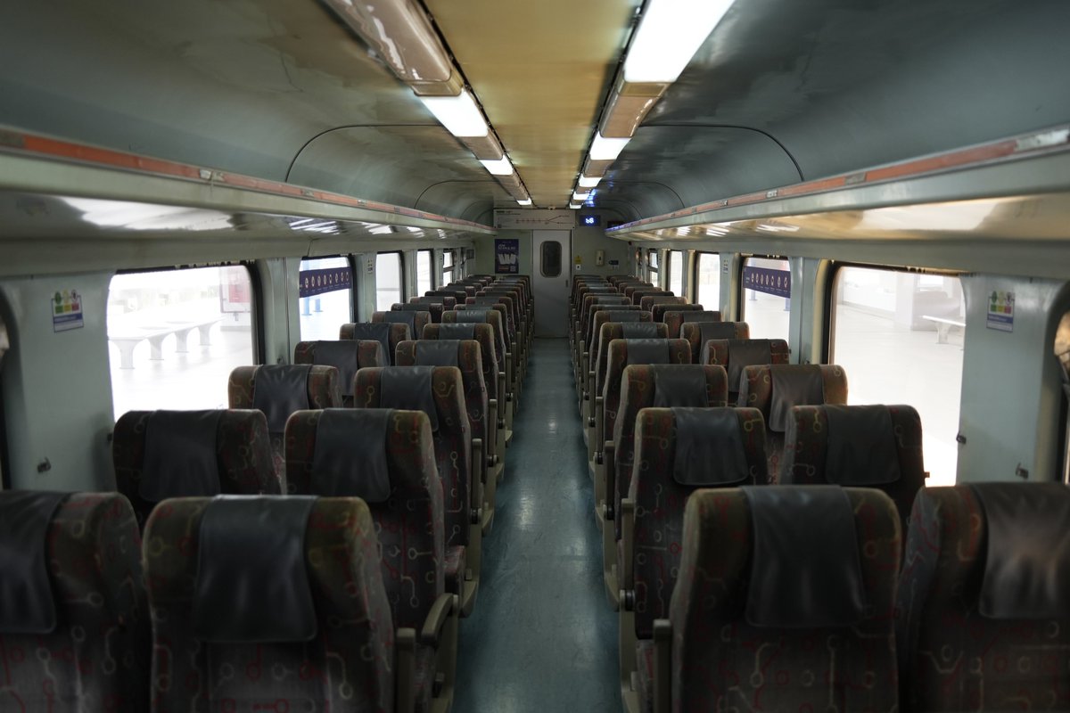 WKFKjiro's tweet photo. マレーシア南部Paloh-JB centralで6月から運行を開始した普通列車Selatan Shuttleに乗ってみる
KTMコミューターの一種ですが客車列車で、機関車も客車も2種ずつ充当。機関車の片方はアメロコですし、内装が妙にムグンファやPPセマウルに似てて、めっちゃKORAILっぽいのにヤシの木が見えるのが面白い🌴 https://t.co/ofzAFW89BC