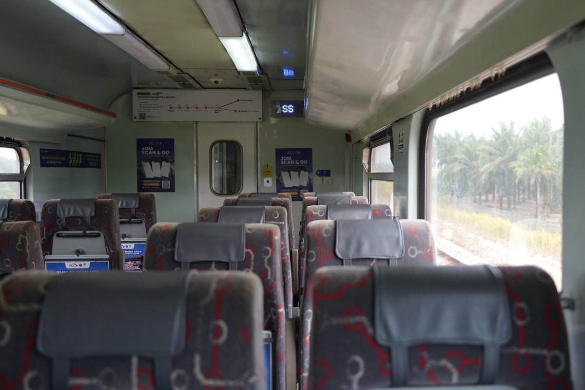 WKFKjiro's tweet photo. マレーシア南部Paloh-JB centralで6月から運行を開始した普通列車Selatan Shuttleに乗ってみる
KTMコミューターの一種ですが客車列車で、機関車も客車も2種ずつ充当。機関車の片方はアメロコですし、内装が妙にムグンファやPPセマウルに似てて、めっちゃKORAILっぽいのにヤシの木が見えるのが面白い🌴 https://t.co/ofzAFW89BC