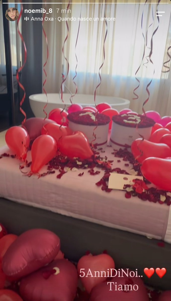 D4Tiz's tweet photo. Ilary Blasi che si sposa il giorno dell'anniversario dell'ex marito con la nuova compagna/amante (5 anni = un anno prima dell'annuncio della separazione) POETIC CINEMA 🍿🍿🍿 https://t.co/sCqdrgYLPB