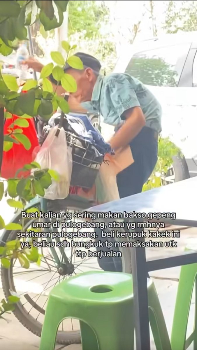 LiaAfri03881071's tweet photo. warga X yg ada di pulogebang  jakarta timur, bantu larisin kerupuk dagangan kakek ini ya, lokasinya di depan bakso gepeng urat "Umar" https://t.co/rz7YCl4b9C