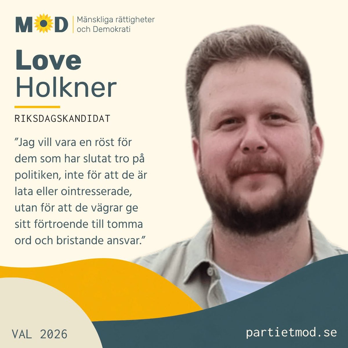 PartietMoD's tweet photo. 🌻 Möt Love Holkner, riksdagskandidat för MoD

Ansvar för resultat framför ansvar för beslutsfattande.
Det är en princip Love Holkner vill ge större plats i politiken.

Love gör nu sin första politiska kandidatur. Till vardags driver han ett bolag som producerar haverirapporter och genomför interna revisioner åt operationella verksamheter. Han har mångårig erfarenhet av skydd, säkerhet och kvalitet och vill ta med sig det perspektivet in i politiken.

Love vill verka som ett slags obundet skyddsombud för samhället.

⚖️ Ansvar och verklighetsförankring
Love brinner för mänskliga rättigheter, demokrati och ett fungerande rättsväsende. För honom räcker det inte med ambitioner och vackra formuleringar. Det måste vara tydligt vilket problem som ska lösas, vem som bär ansvaret och om besluten faktiskt leder till resultat.
🕊️ Fred och självständiga beslut
Love vill se en mer saklig diskussion om Sveriges roll i världen, med fokus på fred, säkerhet och långsiktiga konsekvenser.

Beslut bör prövas mot verkligheten, inte bara mot politiska berättelser eller kortsiktiga intressen.
🏛️ En röst för de principfasta soffliggarna
Love beskriver sig som en besviken idealist med ett starkt politikerförakt. Han vill företräda människor som inte avstår från politiken av lathet eller ointresse, utan för att de har tröttnat på tomma ord, politisk teater och bristande ansvar.

💬 ”Jag vill vara en röst för dem som har slutat tro på politiken, inte för att de är lata eller ointresserade, utan för att de vägrar ge sitt förtroende till tomma ord och bristande ansvar.”

Love vill bidra till ett starkare Sverige med en tydlig plan för de kommande fyra åren och sätta skydd, säkerhet och kvalitet före politisk prestige.

🗳️ Den 13 september kandiderar Love Holkner till Sveriges riksdag för MoD.

💛 Hjälp gärna fler att lära känna människorna och idéerna bakom MoD. 
Dela inlägget vidare.

#MoD #Val2026 #LoveHolkner #Demokrati #Rättsstat #MänskligaRättigheter #Ansvar #Fred