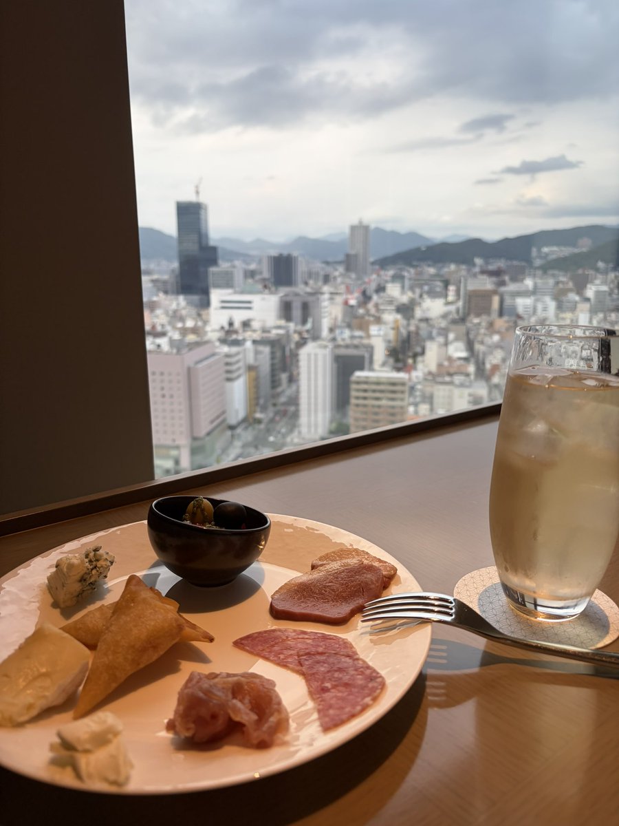point_back_'s tweet photo. ヒルトン広島

エグゼクティブラウンジ
イブニングカクテルなう

種類もクオリティも素晴らしい

コンラッド東京より全然良いじゃん https://t.co/mLzdeGfFYm