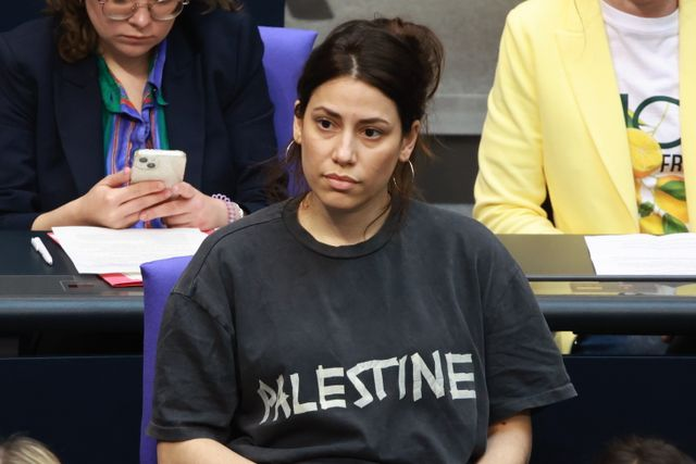 Kranzschwinger's tweet photo. Es ist so unfassbar geisteskrank, dass Leute im deutschen Parlament sitzen, die komplett ausrasten, wenn man es wagt zu fordern, dass ausländische Vergewaltiger vielleicht doch das Land verlassen sollten. https://t.co/j3OzlgewmX