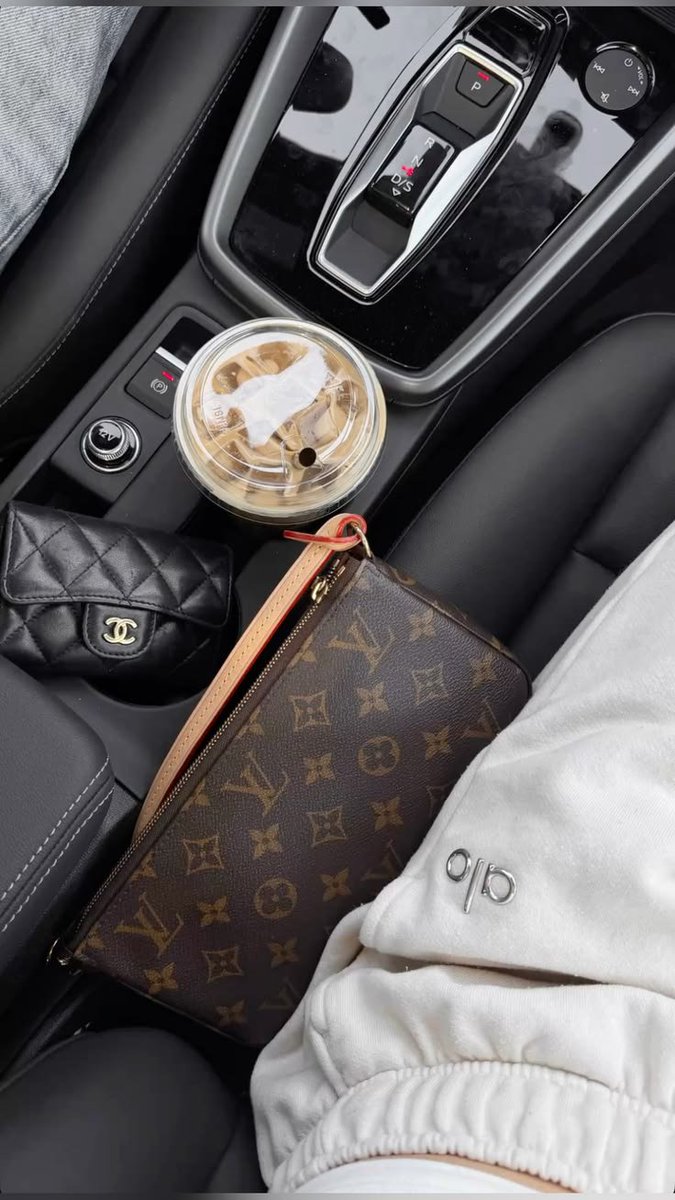 _missbanter's tweet photo. coffee in car aesthetics https://t.co/88CsH6qVpp