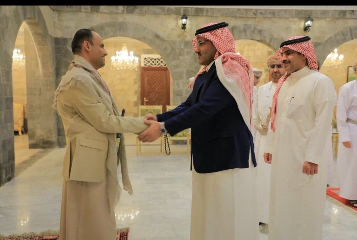 bco_2's tweet photo. @hjrs111 شوف الغبي من استقبل الثاني ومن دخل على الثاني وبعدين لايكون استقبله في ايران ترا في دولة محايده مب اركض اروح ايران واعزي المقبور 🤣🤣🤣  لعن الله الحوثي ومن يواليه 🤣🤣🤣 والشله الي رايحه تعزي وتكتب رسالة وداع وحب 🤣 في طهران وثاني يوم يقصفون دولته والسفن 🤣😅 كمية استهزاء https://t.co/JFyKs5Bz77