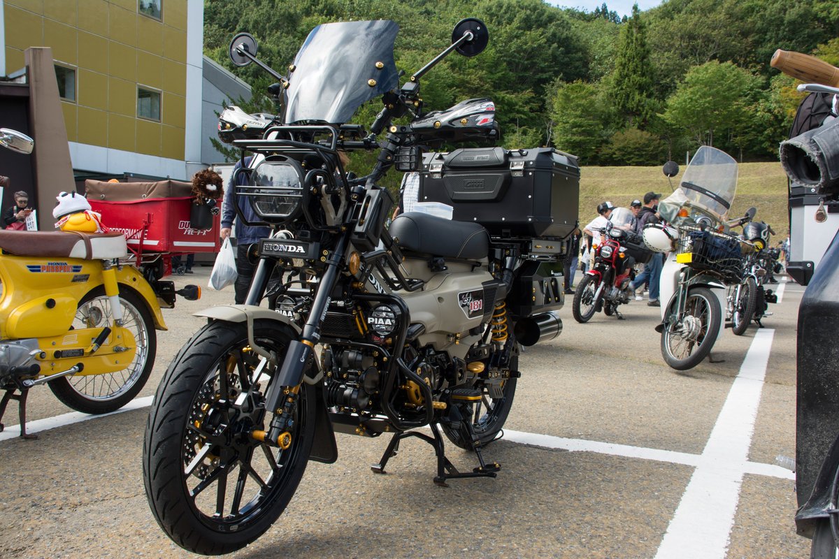 garage910's tweet photo. 会場にはさまざまなカスタムがされた車両がいたけど、個人的に一番衝撃を受けたのがこちらの車両

ボアアップして軽二輪登録になっているのもそうだし、他にもチューニング箇所が多くてどこから見たらいいのやら…　カブとは思えないゴッツい見た目、とてもカッコ良かったです https://t.co/rZy9Q8wy4r