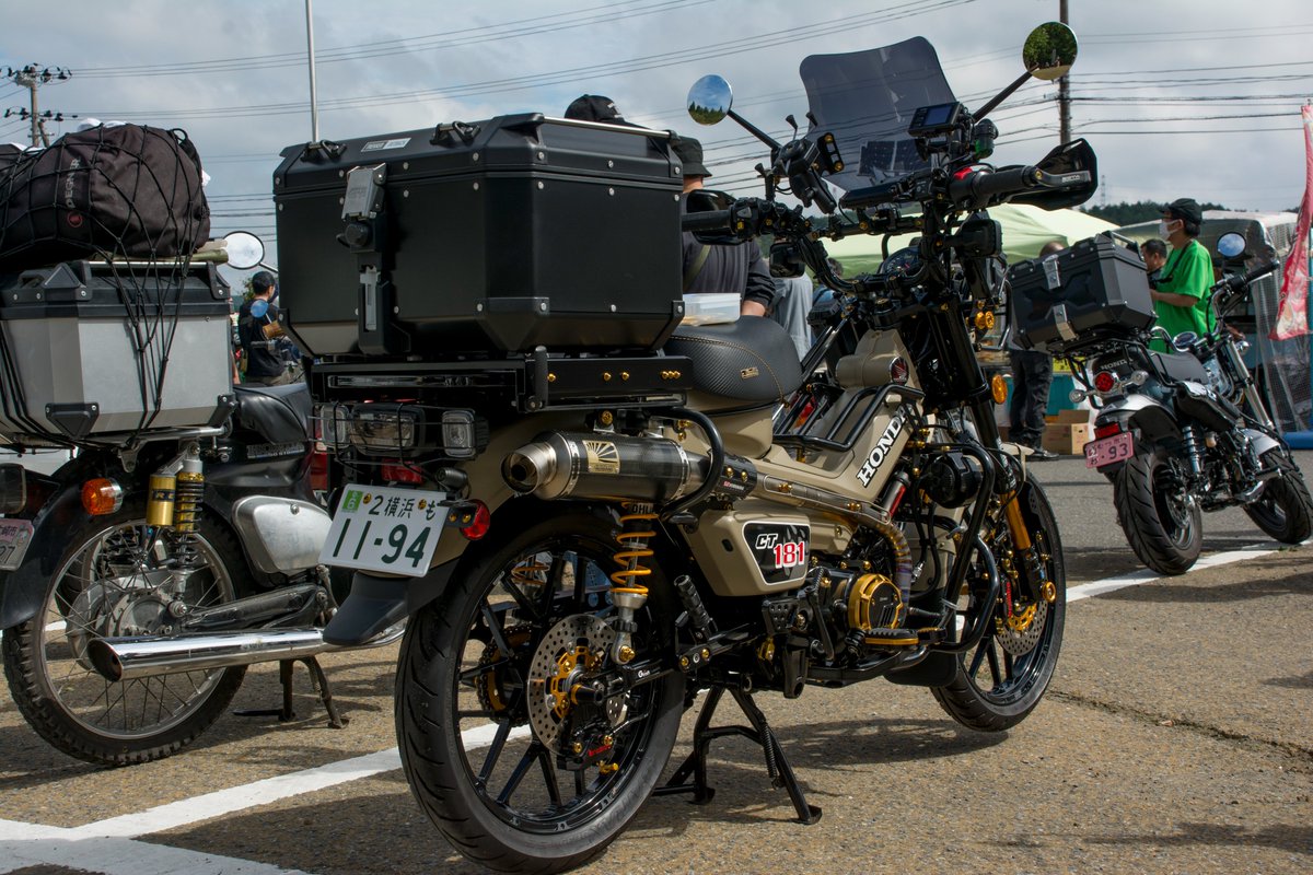 garage910's tweet photo. 会場にはさまざまなカスタムがされた車両がいたけど、個人的に一番衝撃を受けたのがこちらの車両

ボアアップして軽二輪登録になっているのもそうだし、他にもチューニング箇所が多くてどこから見たらいいのやら…　カブとは思えないゴッツい見た目、とてもカッコ良かったです https://t.co/rZy9Q8wy4r