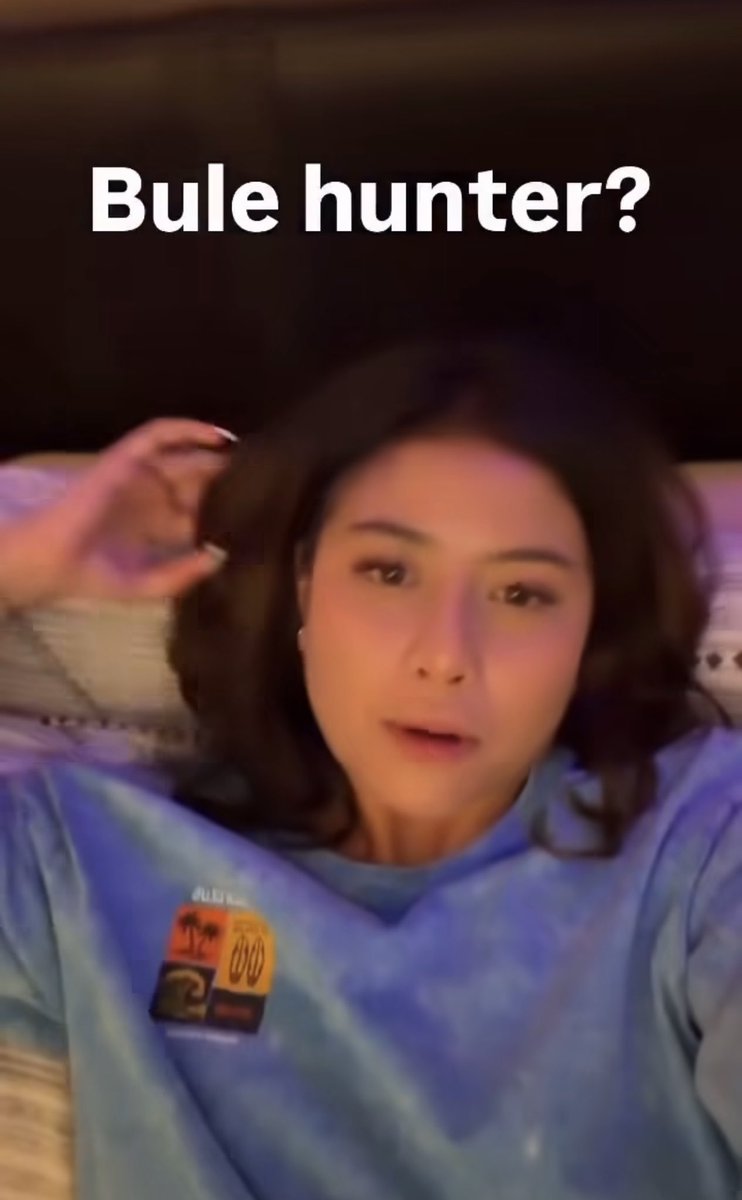 myshawti's tweet photo. Statement asli Awkarin "Iya gue emang nyari bule, so what? Gue pengen anak gue auto cakep, gak usah operasi hidung kayak gue dulu. Mata biru, hidung mancung done, gak perlu effort lagi." 💀

Ini menarik sih, bukan cuma karena blak-blakan, tapi karena secara gak sadar dia lagi nunjukkin gimana standar cantik kolonial masih running di kepala banyak orang Indonesia sampai sekarang dari putih, hidung mancung, mata terang "upgrade", sementara fitur Asia/lokal “perlu diperbaiki". Ini bukan cuma soal selera personal, tapi cerminan internalized inferiority complex yang udah dinormalisasi dan sekarang malah dijadiin konten yang dipackage sebagai "jujur aja gitu loh".