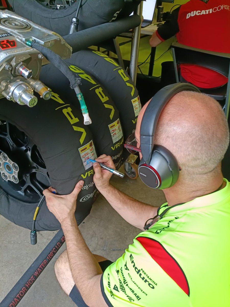 CorseStyle's tweet photo. これが、MotoGPのタイヤ温度管理。
イタリア、ミサノ・ワールド・サーキット・マルコ・シモンチェリで開催中のMotoGP サンマリノGP。

世界最高峰のライダーたちが、コンマ1秒を争うMotoGP。
その究極のライディングをタイヤから支えているのが、CAPITタイヤウォーマーです。

MotoGPの現場で使用されている「FULL CONTROL LAB5」は、タイヤとホイールリム、それぞれの保温温度を30℃から120℃まで個別に設定可能。

タイヤを温めるだけではない。
ホイールリムまで、狙った温度へ。

極限のパフォーマンスが求められるMotoGPだからこそ、タイヤコンディションのすべてを緻密にコントロールする。

世界最高峰のライディングを、足元から支える。
CAPIT FULL CONTROL LAB5
Made in Italy. Proven in MotoGP.
https://t.co/q4NrZVle5U

#CAPIT #CAPITPerformance #TyreWarmers #MotoGP #SanMarinoGP #Misano #FULLCONTROLLAB5