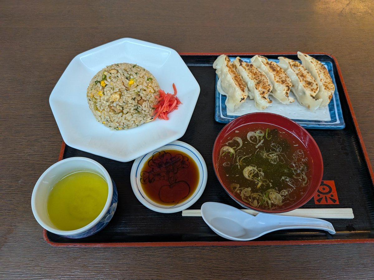 Luku_2's tweet photo. 川根温泉へ
温泉入口にある冷たいお茶がとても良い
昼飯は炒飯と餃子、餃子は中身がぎっしり詰まってるタイプの肉餃子、スープめちゃ熱かった
やませきで茶氷を食べようと思ったけどみかんシェイクにした、ヨーグルト味
お隣の店で川根大福買って帰る https://t.co/8JrQsMzryB