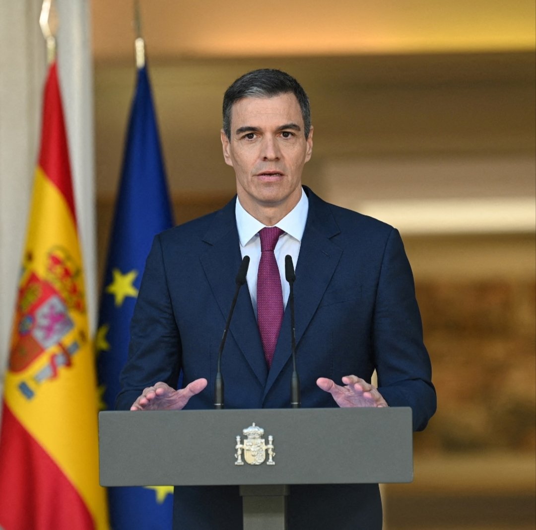 AsturCuervo's tweet photo. Cualquiera a la izquierda del PSOE que se postule para ser presidente o presidenta es consciente de que se está engañando y engaña a los demás, para arañar cuatro votos y engordar a la Derecha.
La realidad es que solo suma el PSOE y el único presidente posible es Pedro Sánchez. https://t.co/gh4V8PKedG