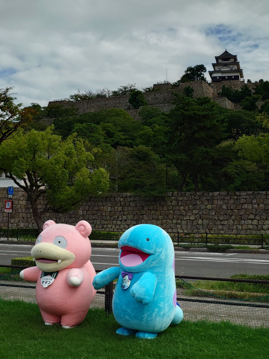 8Hidekichi's tweet photo. ヤドン祭り
写真１　うどん県マンホール
写真２　高知県のヌオーも参加
写真３　ヤドンお揚げのうどん
写真４　参加賞のステッカー

＃ヤドン
＃ポケモン
＃マンホール https://t.co/Ce5gOjFscU