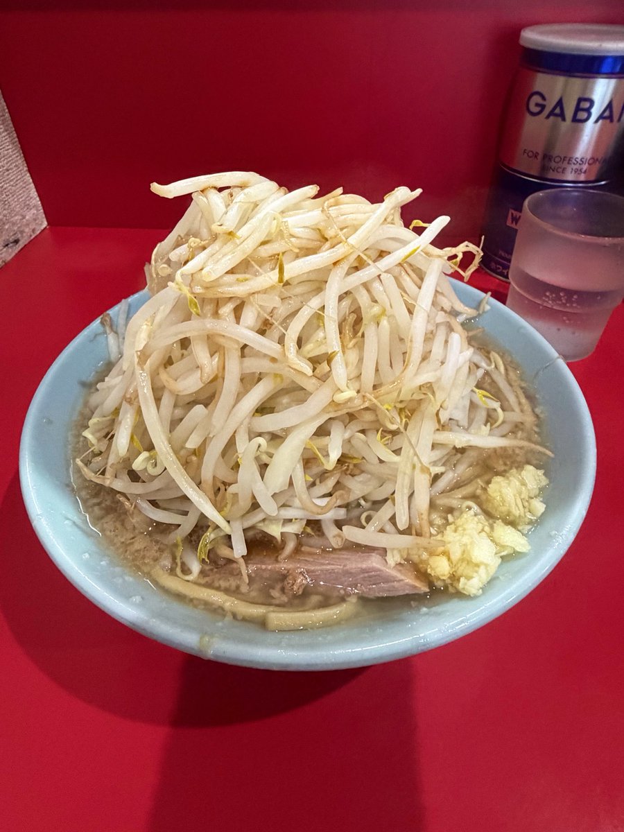 kanbe_yusuke's tweet photo. 本当に冗談抜きで世界で1番うまい二郎系、愛知の宝、ラーメン大さん。
ヤサイが生きてるのかってくらいシャキッとしてて、うまみたっぷりなのにくどすぎないスープ、しっとりホロっと豚、フワムチな太麺。神店の中の神店。感謝の気持ちしか湧いてこない。 https://t.co/zyEND3kiYD