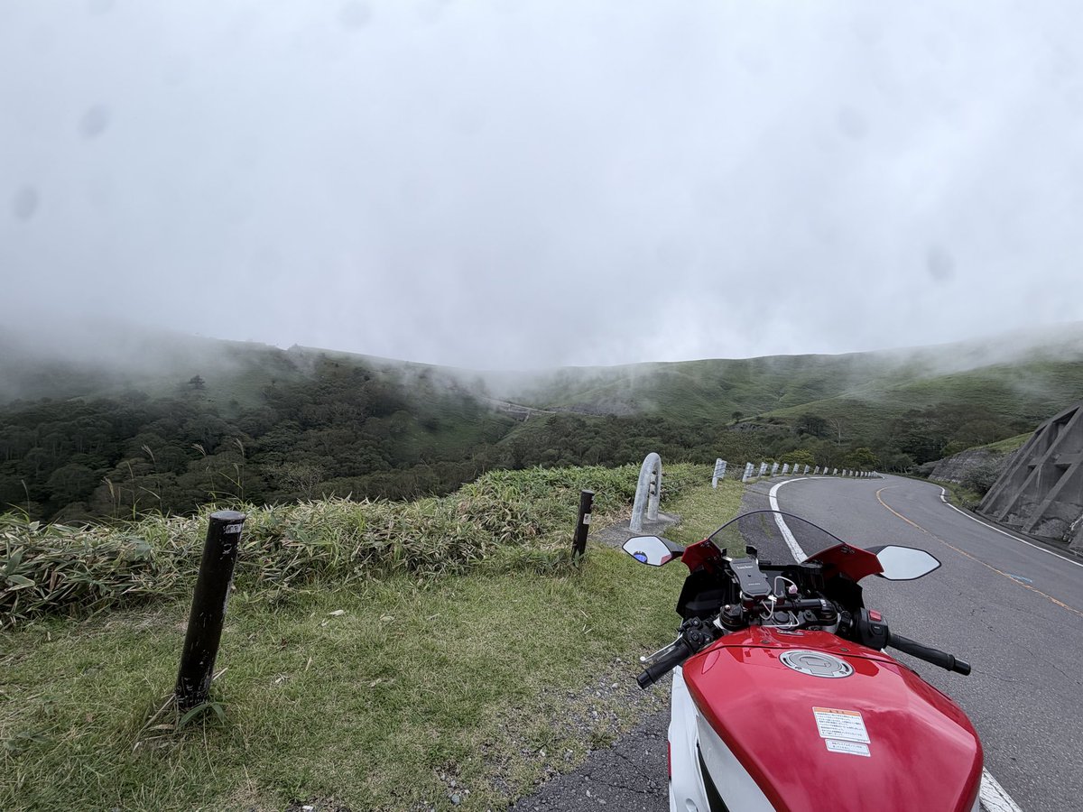 raiku1201's tweet photo. ビーナスラインに行ってきました。
最高に雲でした、雲しかない
でも楽しかったzoy https://t.co/8KQavYgvWE