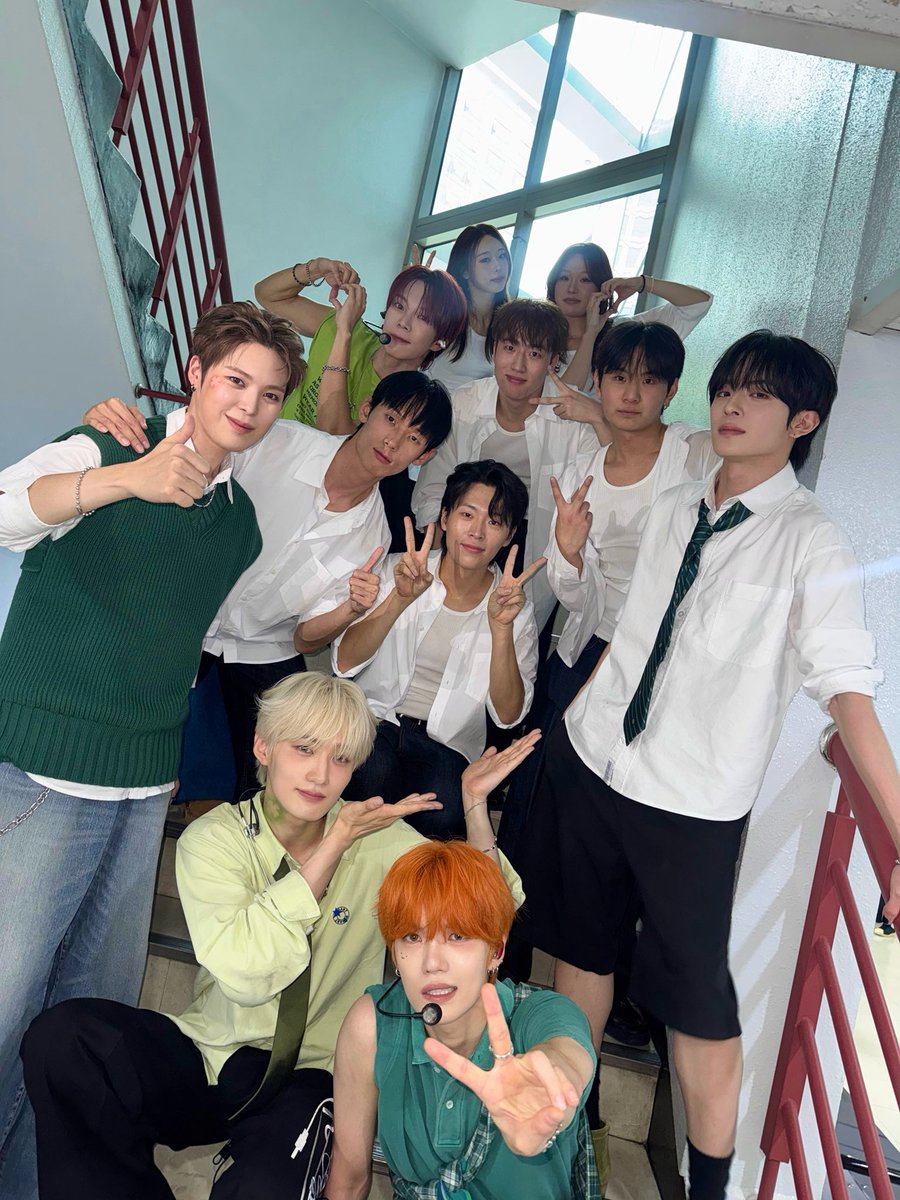 the_verivery's tweet photo. [📸]
2026.09.13
SBS #인기가요

일주일의 끝도 벨벨이와
함께라면 'Don't Panic!'💚

#베리베리 #VERIVERY #VRVR
#CONFETTI #Dont_Panic https://t.co/vTSl4Ncn2n