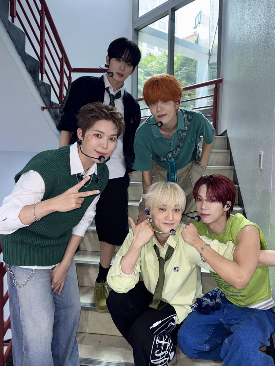 the_verivery's tweet photo. [📸]
2026.09.13
SBS #인기가요

일주일의 끝도 벨벨이와
함께라면 'Don't Panic!'💚

#베리베리 #VERIVERY #VRVR
#CONFETTI #Dont_Panic https://t.co/vTSl4Ncn2n