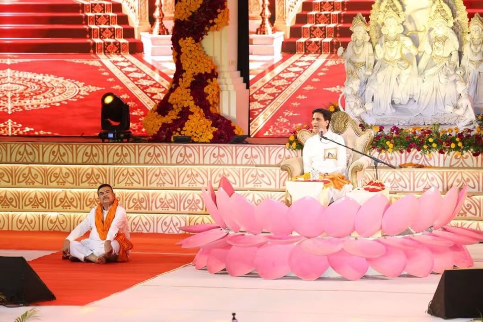 RoshanKrRaii's tweet photo. Hilarious.

Earlier BJP used to call him character less and laundiabaaz kavi when he was in AAP and contesting LS elections from Amethi.

Then he shifted to religion business.

Today , BJP CMs are sitting on the floor in his katha.

Absolute Genius man. https://t.co/M8G0pNnrLX