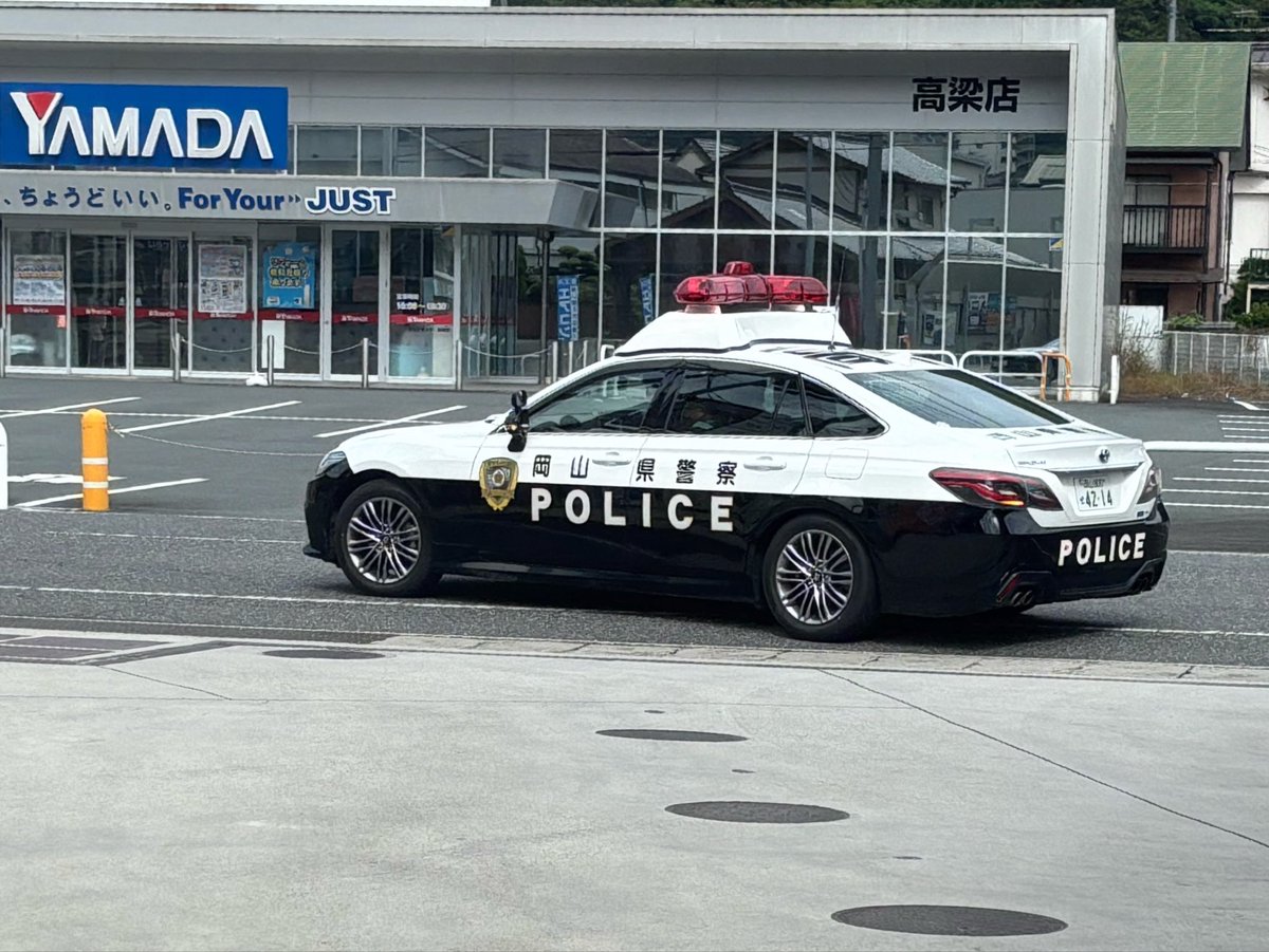 GKM_110810's tweet photo. みんな大好き高梁のお巡りさん👮‍♀️
お巡りさんたちはいつも自分がどこにいても見つけてくれて、手振ってくれるからめっちゃ嬉しい
#岡山県警察　#高梁警察　#パトカー　#警察官　#さんじゅーろ��

高梁署に出勤したい https://t.co/3p6OkN21xi