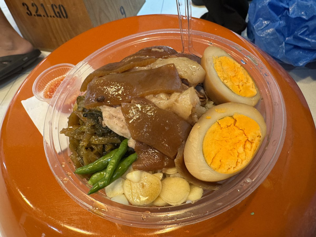 saintvetement's tweet photo. シーナカリンのナイトマーケットに行っても仕入れはしないのだが、晩御飯はよく食べる。古着屋のおじさんが店内のキッチンで作る、母親譲りのレシピの丼飯を、そこで働くタイ人たちもお金を払って食べている。大体100Bぐらい。毎度かなり美味しい😋 https://t.co/1DDCsg4eMk
