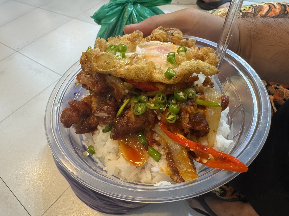 saintvetement's tweet photo. シーナカリンのナイトマーケットに行っても仕入れはしないのだが、晩御飯はよく食べる。古着屋のおじさんが店内のキッチンで作る、母親譲りのレシピの丼飯を、そこで働くタイ人たちもお金を払って食べている。大体100Bぐらい。毎度かなり美味しい😋 https://t.co/1DDCsg4eMk