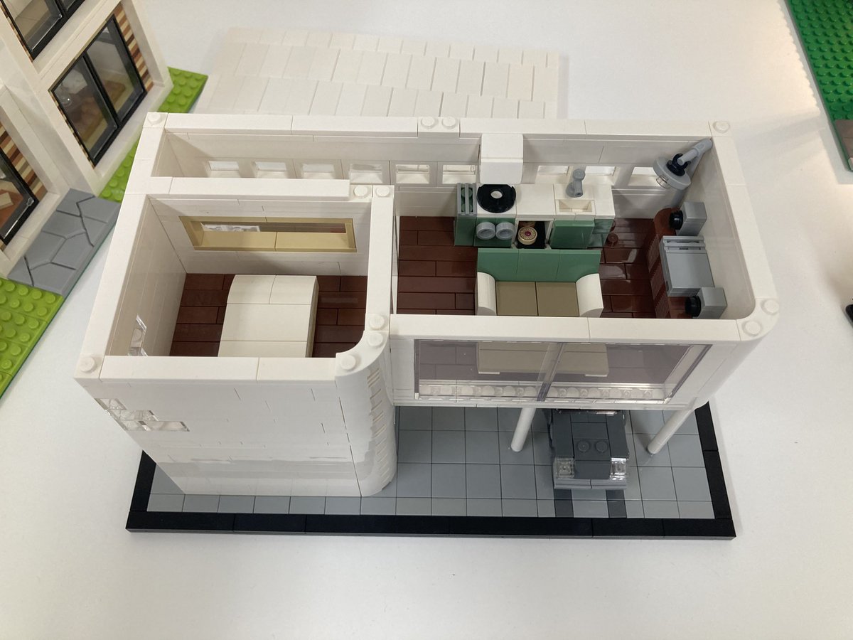 ruby_lego's tweet photo. #建物レゴオフ2026 
かいさんの駐車場付きのモダンな住宅。パリ郊外の別荘というコンセプトだそう。海が見えそうな大きな窓が特徴。隣の海のモジュールもいい感じ。 https://t.co/RnRui9I7pV