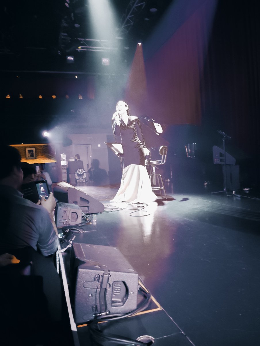 KOR0801's tweet photo. 大人の眉村さん
モノクロで撮ってみた♪
＃眉村ちあき
＃ビルボードライブ横浜
＃ビルボードツアー���願いします https://t.co/QIf4IWIios