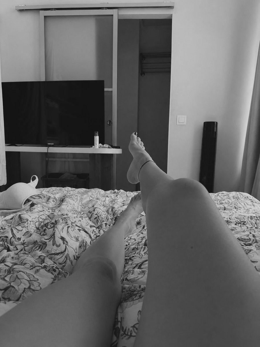 Feetgirlika1's tweet photo. Qu’est-ce que tu attends pour être une bonne chienne et m’envoyer une petite surprise de bon matin ? ;)

#soumis #feet #feetfetish #feetworship #pieds #moneyslave #sub #paypig #virement https://t.co/98OgTE86dP