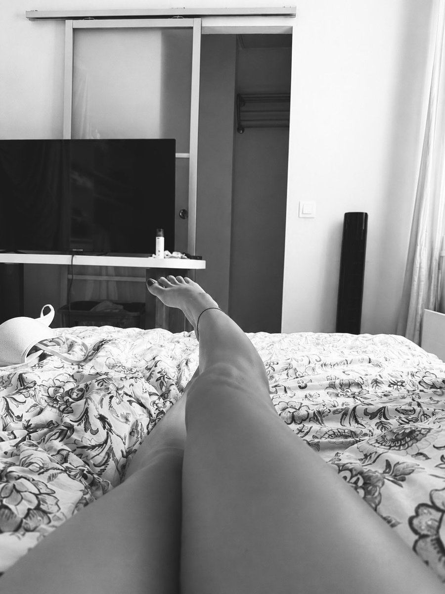 Feetgirlika1's tweet photo. Qu’est-ce que tu attends pour être une bonne chienne et m’envoyer une petite surprise de bon matin ? ;)

#soumis #feet #feetfetish #feetworship #pieds #moneyslave #sub #paypig #virement https://t.co/98OgTE86dP