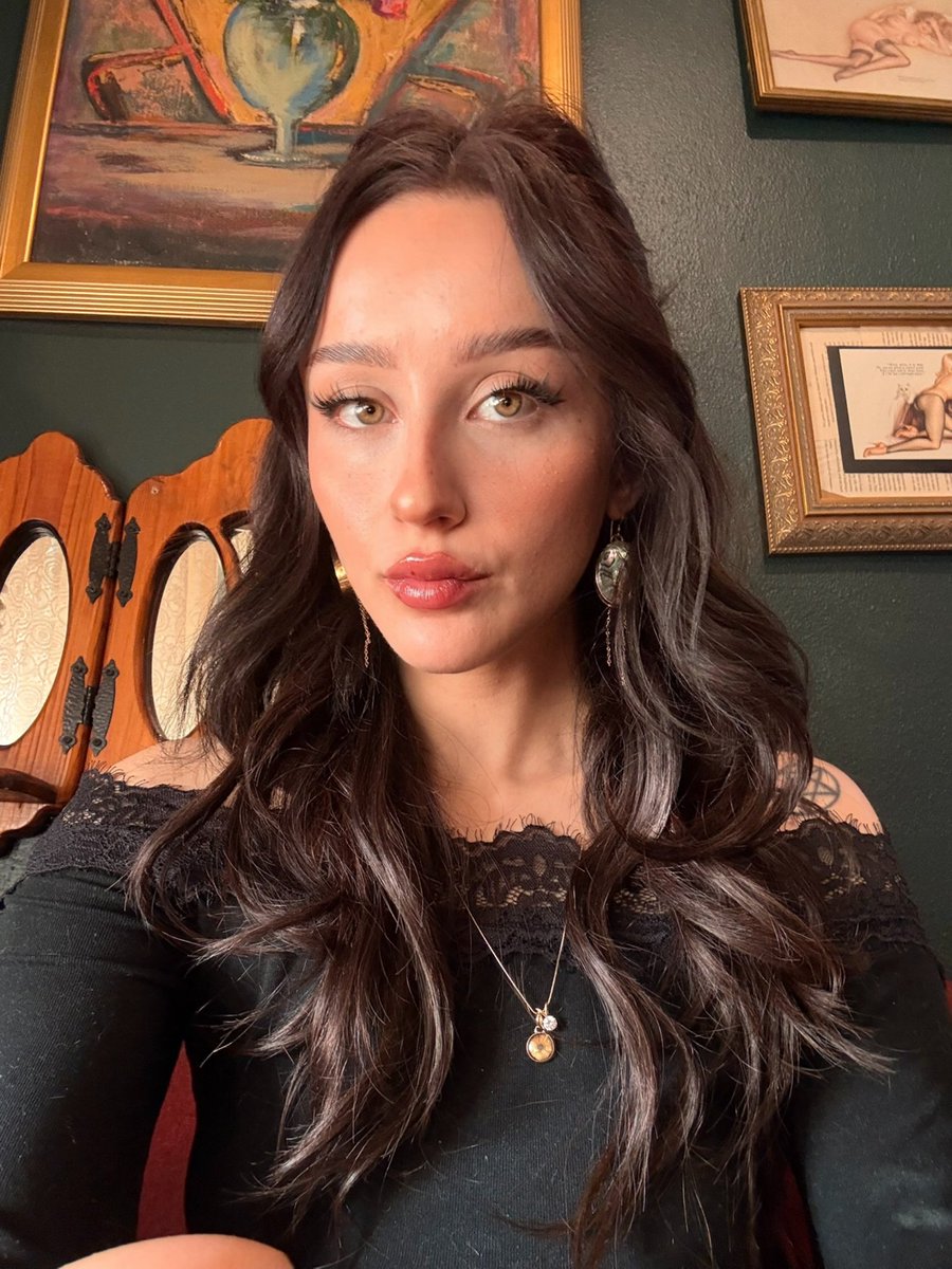 ViolaVaine's tweet photo. what eye color is this https://t.co/93pVPPJKzB