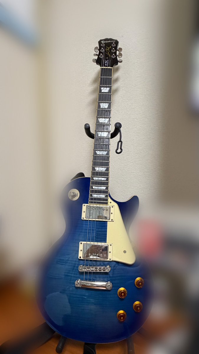 spz_tym7's tweet photo. ずっと欲しかったGibsonはさすがに高すぎるし、自分が一から働いたお金で買いたい、ってのもあったので今の貯金で買えるEpiphoneを買いました‼️ https://t.co/0PSnreTmMg