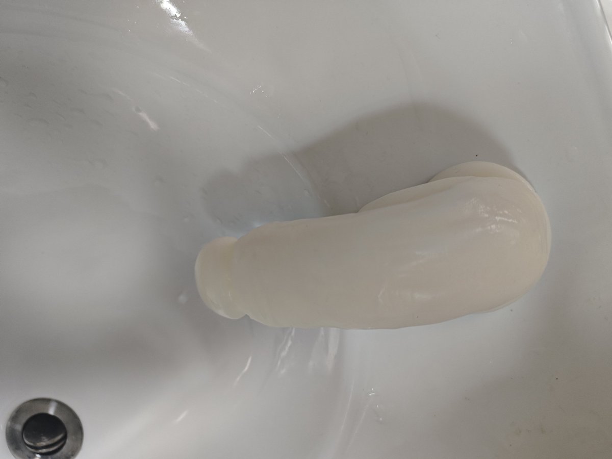 kk74358939's tweet photo. 我本身是不喜欢用假的，但是有时候想试试看自己解决，就买了一个超软的想试试，，，，只能劝骚0们除非松的随进随出，不然这种进不去啊，，，怀疑人生了我有那么紧吗？，没有吧 https://t.co/KlGZT1GVps