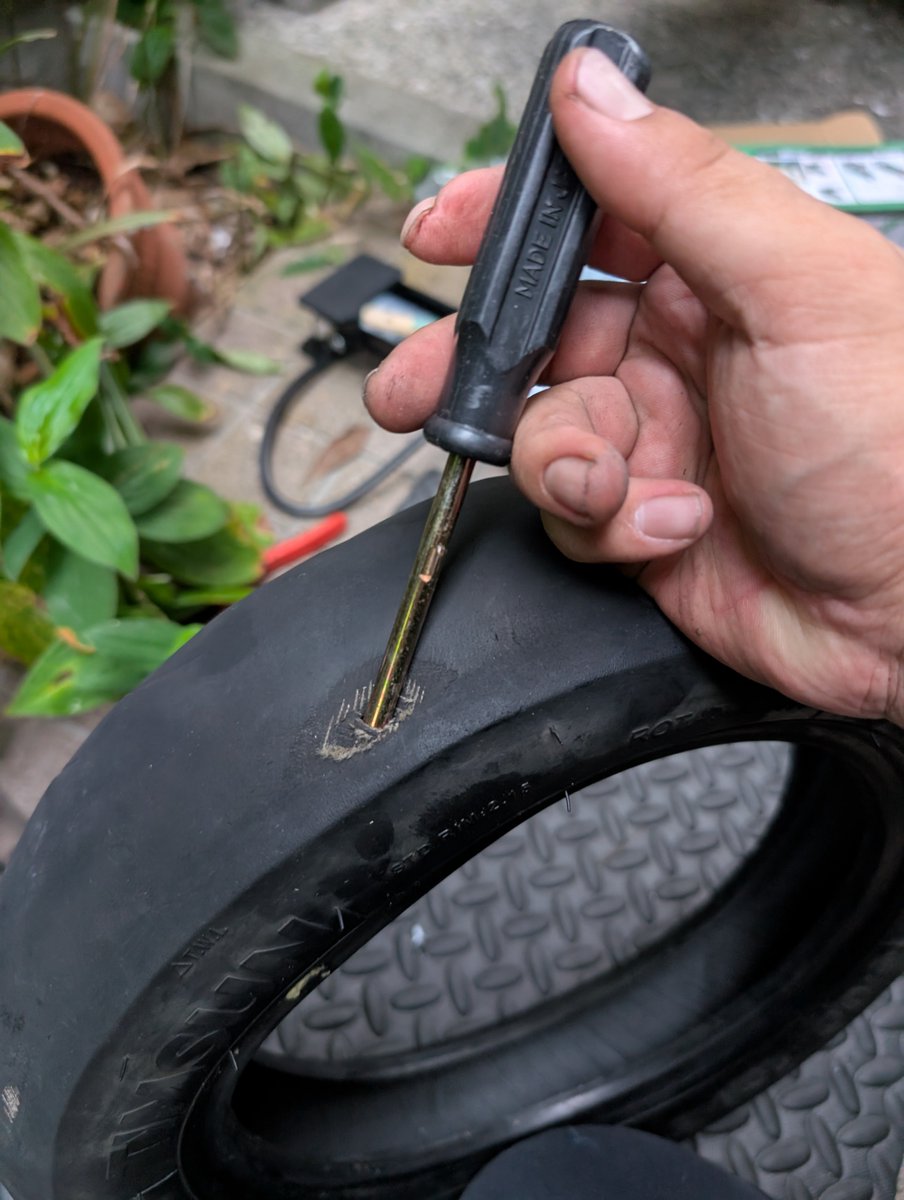 yamucha1009's tweet photo. いいですか？田舎のおばちゃんという生物は近くにバイク屋がなかったら何年でもタイヤを変えずに乗り続け、それを知らずに原付を借りると途中でパンクして数キロも押して帰る羽目になります。
お母ちゃんの安全のためにも実家に帰ったら乗り物のタイヤ等の確認してあげましょう。 https://t.co/WOthfFFEgE
