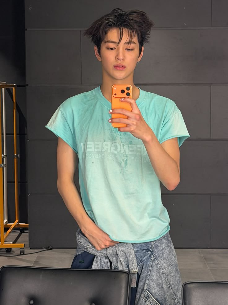 cortisteen's tweet photo. keonho and mirror selfies >>>>> https://t.co/Tw2hPayNG2