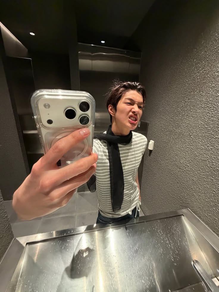 cortisteen's tweet photo. keonho and mirror selfies >>>>> https://t.co/Tw2hPayNG2
