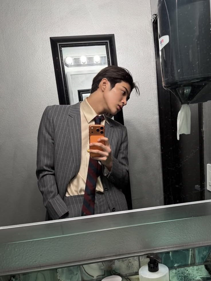cortisteen's tweet photo. keonho and mirror selfies >>>>> https://t.co/Tw2hPayNG2