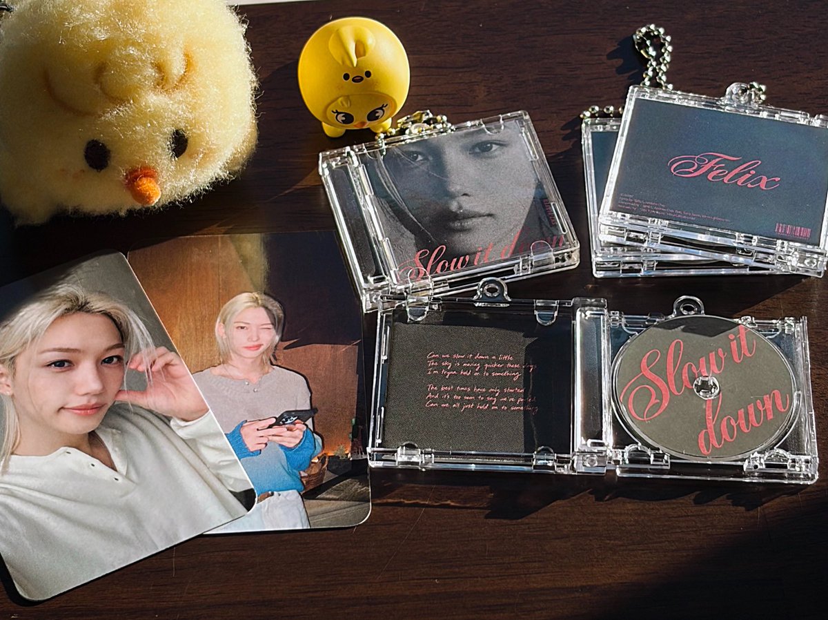 felovelylix's tweet photo. 용복이 생일 기념 <Slow it down> CD 키링 나눔🐥💿
#RT 해주신분들 중에 10분 추첨해염

 당발 : 9/15 9:15 PM
(좀 늦을수도🙂)

신경 써서 만들긴 했지만 직접 자르고 구멍 뚫고 이래서 퀄리티가 되게 좋진 않거든요 ㄱㅊ한 분들만ㅠ♡ 
그리고 국내 반택 가능한 분들만♡
 
뒤에 포카 같이 드림🍀 https://t.co/Mgt4rLIhdV