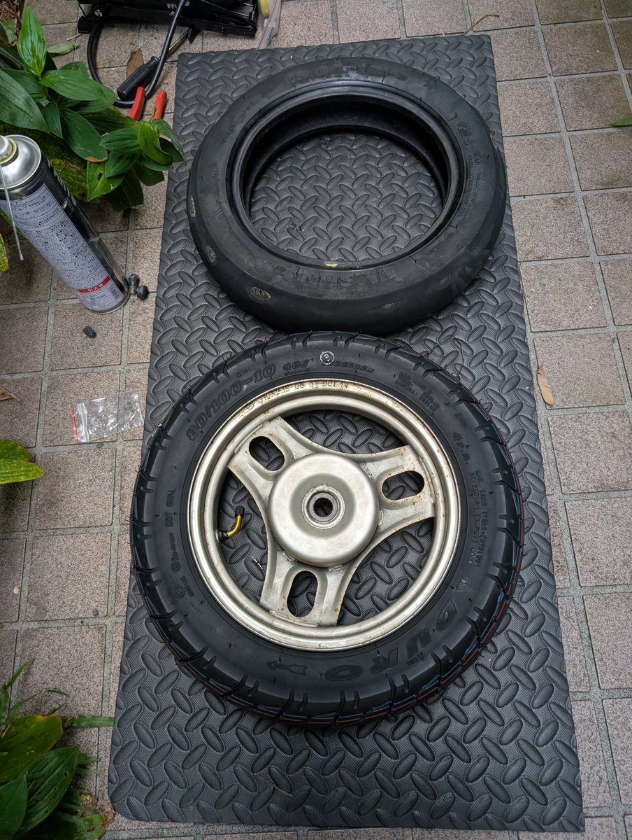 yamucha1009's tweet photo. いいですか？田舎のおばちゃんという生物は近くにバイク屋がなかったら何年でもタイヤを変えずに乗り続け、それを知らずに原付を借りると途中でパンクして数キロも押して帰る羽目になります。
お母ちゃんの安全のためにも実家に帰ったら乗り物のタイヤ等の確認してあげましょう。 https://t.co/WOthfFFEgE