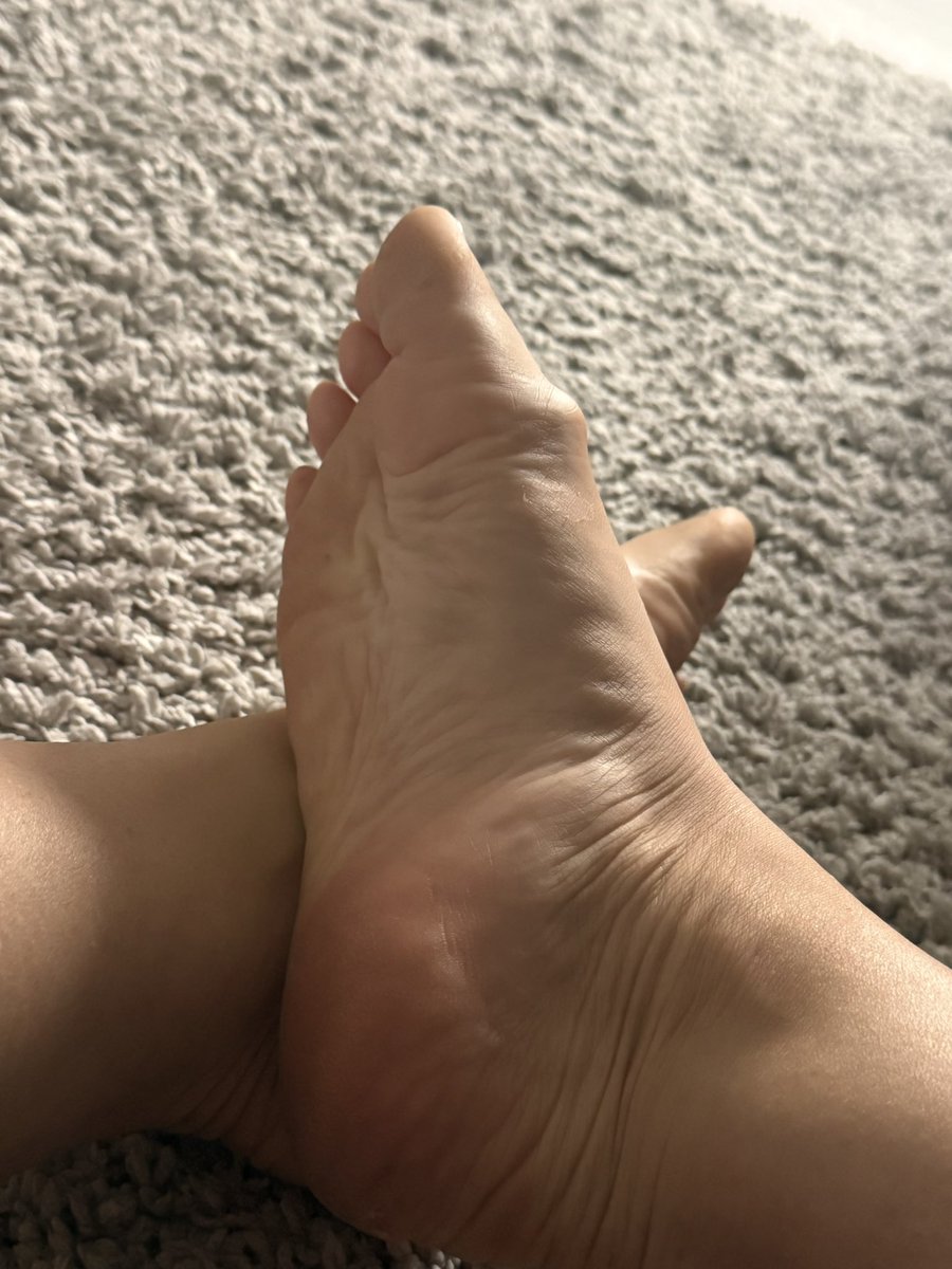 KrlowaLil's tweet photo. Kto chciałby się budzić z takim widokiem?

Kawa dla Bogini! 
Zgłaszać się w DM

Findom feet stopy bankomat https://t.co/z47WiWdwKo
