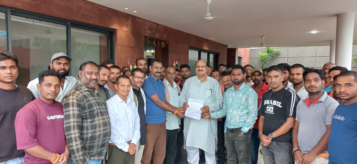 JaiSinghMLA's tweet photo. एसईसीएल मानिकपुर खदान विस्तार से प्रभावित ग्रामीणों ने आगामी जनसुनवाई से पूर्व आज निवास कार्यालय में मुलाकात कर अपनी जायज मांगों एवं समस्याओं से अवगत कराया। ग्रामीणों की बातों को गंभीरता से सुनकर उन्हें भरोसा दिलाया कि उचित मुआवजा, सम्मानजनक पुनर्वास एवं रोजगार सहित उनके सभी जायज अधिकारों के लिए उनके साथ मजबूती से खड़ा हूँ। प्रभावित ग्रामीणों के हितों की अनदेखी किसी भी स्थिति में स्वीकार नहीं की जाएगी। उनकी आवाज को हर उचित मंच पर पूरी मजबूती से उठाया जाएगा।