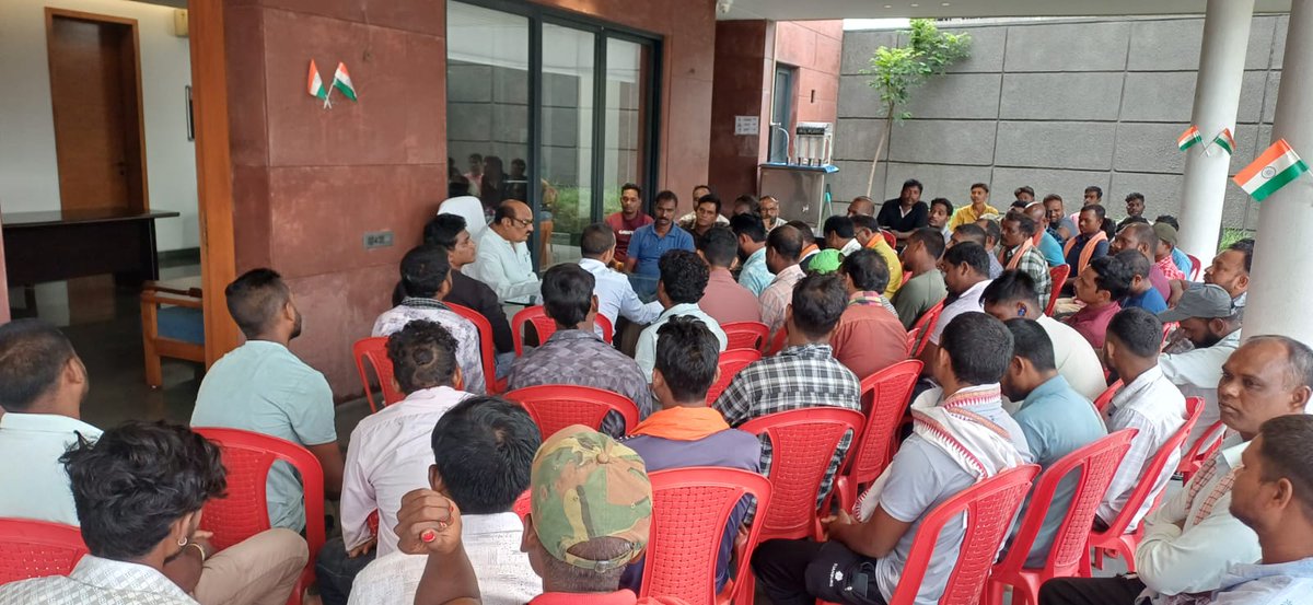 JaiSinghMLA's tweet photo. एसईसीएल मानिकपुर खदान विस्तार से प्रभावित ग्रामीणों ने आगामी जनसुनवाई से पूर्व आज निवास कार्यालय में मुलाकात कर अपनी जायज मांगों एवं समस्याओं से अवगत कराया। ग्रामीणों की बातों को गंभीरता से सुनकर उन्हें भरोसा दिलाया कि उचित मुआवजा, सम्मानजनक पुनर्वास एवं रोजगार सहित उनके सभी जायज अधिकारों के लिए उनके साथ मजबूती से खड़ा हूँ। प्रभावित ग्रामीणों के हितों की अनदेखी किसी भी स्थिति में स्वीकार नहीं की जाएगी। उनकी आवाज को हर उचित मंच पर पूरी मजबूती से उठाया जाएगा।