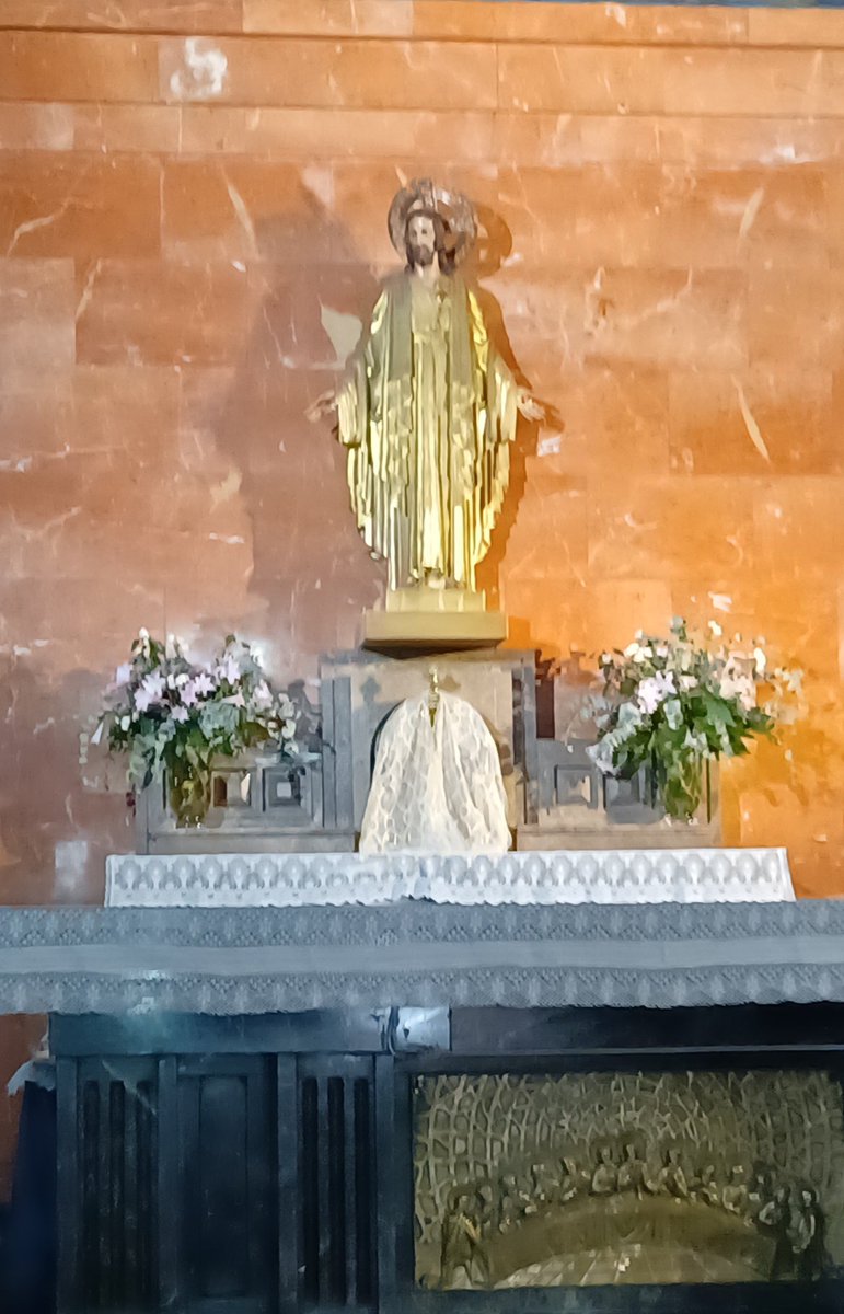 TarekSaidVzla's tweet photo. Señor, que nunca olvidemos cuánto has hecho por nosotros; enséñanos a vivir agradecidos, confiando siempre en Tu infinita misericordia y descansando en Tu amor de Padre.

ORACIÓN DE LA MAÑANA
(Cf. Salmo 102)
Domingo, 13 de septiembre de 2026

Señor mío y Dios mío:

Al comenzar este día acudimos a Ti con un corazón agradecido. Bendice al Señor, alma mía, y no olvides ninguno de sus beneficios. Ayúdanos a recordar cuánto hemos recibido de Tus manos y a reconocer Tu presencia también en aquellas gracias sencillas que tantas veces pasan inadvertidas.

Gracias, Señor, por la vida, por las personas que has puesto a nuestro lado, por las veces que nos has sostenido sin que apenas lo advirtiéramos y por cada oportunidad que nos has concedido para levantarnos y comenzar nuevamente. Que la costumbre nunca nos haga olvidar Tus bondades ni demos por merecido aquello que hemos recibido gratuitamente de Ti.

Tú conoces nuestras debilidades y nuestros pecados y, sin embargo, Tu respuesta es la misericordia. No nos tratas según nuestras culpas ni guardas rencor contra nosotros. Cuando acudimos a Ti con un corazón arrepentido, encontramos al Padre que perdona, sana, rescata y vuelve a cubrirnos de amor y ternura.

Por eso hoy ponemos ante Ti aquello que necesita ser sanado en nosotros. Perdona nuestras faltas, cura nuestras heridas, libera nuestro corazón de cuanto nos impida amar y ayúdanos a recibir Tu misericordia con la humildad de quien sabe cuánto necesita de Ti.

Y así como experimentamos Tu compasión, enséñanos también a ser misericordiosos. Que no guardemos rencores, que sepamos perdonar, que no juzguemos con dureza las debilidades de los demás y que aprendamos a mirar a nuestros hermanos con algo de aquella ternura con la que Tú nos miras.

Mira especialmente, Señor, a quienes hoy necesitan experimentar Tu misericordia: a quienes sufren, a quienes están enfermos, a quienes cargan con el peso de sus errores, a quienes se sienten lejos de Ti y a quienes han perdido la esperanza. Acércate a ellos, abrázalos con Tu amor y hazles descubrir que Tu misericordia es siempre más grande que sus miserias.

En este domingo, al acercarnos a la Santa Misa, concédenos presentarnos ante Ti con humildad y gratitud. Que al escuchar Tu Palabra y participar de la Eucaristía reconozcamos nuevamente cuánto nos amas y cuánto recibimos de Ti.

Señor, que todo nuestro ser bendiga Tu santo nombre. Que nunca olvidemos Tus beneficios y que, en cada circunstancia de nuestra vida, sepamos volver la mirada hacia Ti, confiando en que Tu misericordia es inmensa y Tu amor de Padre nunca nos abandona.

FE y más FE.
Buenos días.
Dios y María Santísima los bendigan abundantemente.