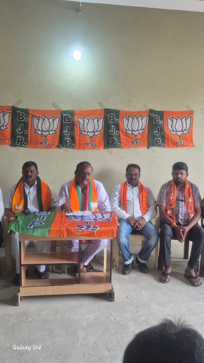 GoliForBJP's tweet photo. నల్లగొండ జిల్లా 
నకిరేకల్ అసెంబ్లీ లో 

సెప్టెంబర్ 17, తెలంగాణ విమోచన దినాన్ని రాష్ట్ర ప్రభుత్వం అధికారికంగా నిర్వహించాలని డిమాండ్ చేస్తూ నకిరేకల్ అసెంబ్లీ కేంద్రంలో ఏర్పాటు చేసిన విలేకరుల సమావేశంలో మాట్లాడుతున్న బిజెపి కిసాన్ మోర్చా జాతీయ నాయకులు గోలి మధుసూదన్ రెడ్డి https://t.co/tHY9tSomYJ