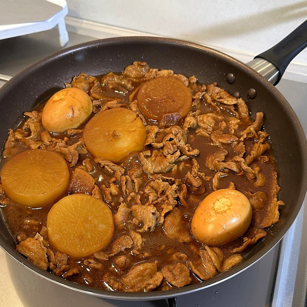 _shin___'s tweet photo. ビール片手に今晩のおかず作り、
豚バラと大根とたまごのドテ煮風。
味見してなかなか良かったのに
なんか旨そうに見えない……。 https://t.co/IAG4yhba0p