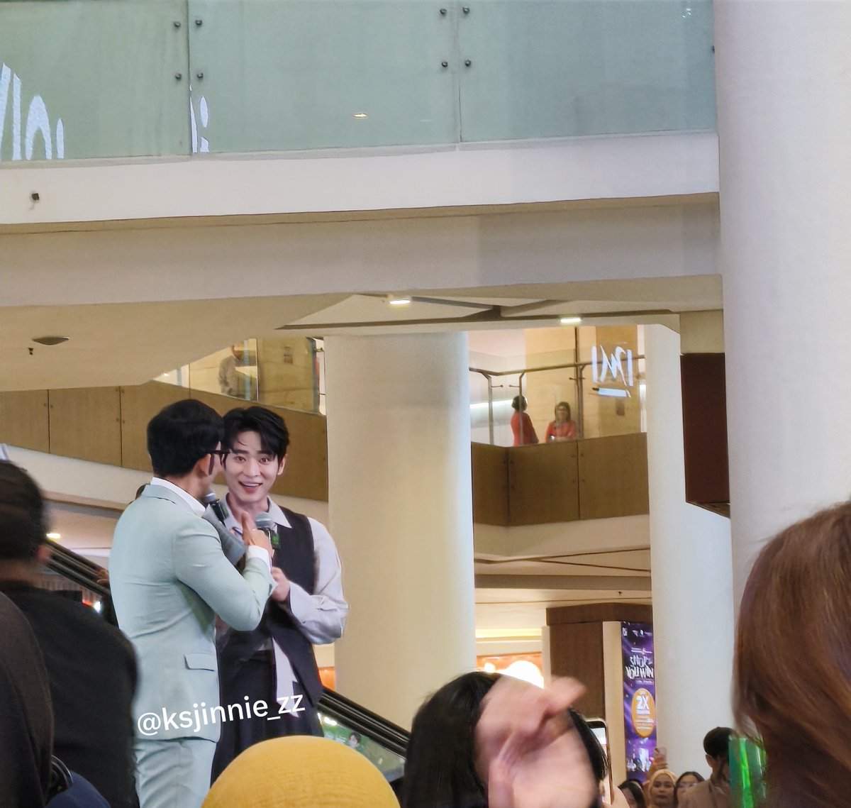 ksjinnie_zz's tweet photo. Finally aku ketemu Leizi😭😭
Thank you Cheng Lei for making me happy yesterday~
Kakak ini ganteng banget, hidung nya beneran selancip itu hahaha indah banget🥰
temenku yang bukan fans sampe speechless liat dia seperti karakter Manhwa yang keluar ke dunia nyata katanya
#Chenglei https://t.co/Sq8JEZmgfH