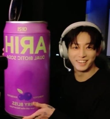 lolitavkoo's tweet photo. jungkook and his love for large things https://t.co/BNEGuAgUId